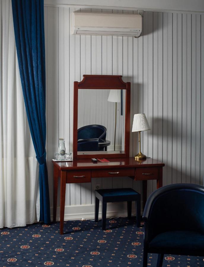 Hotel Aristocrat แชร์นิฟซี ภายนอก รูปภาพ