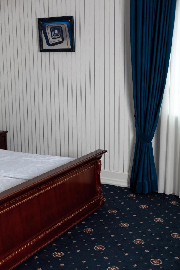 Hotel Aristocrat แชร์นิฟซี ภายนอก รูปภาพ