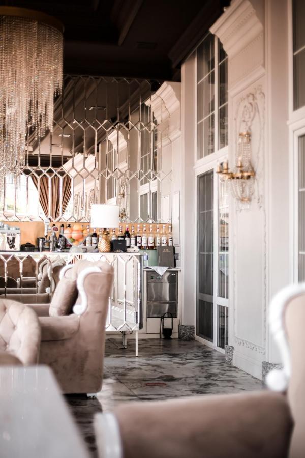 Hotel Aristocrat แชร์นิฟซี ภายนอก รูปภาพ