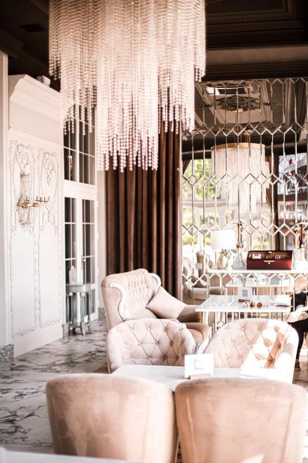 Hotel Aristocrat แชร์นิฟซี ภายนอก รูปภาพ